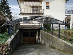 tettoia con copertura in ferro per rampa box