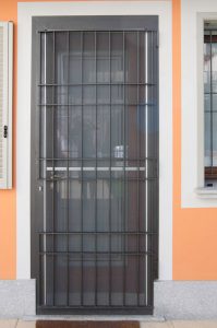 inferriata a battente con zanzariera montata su telaio porta