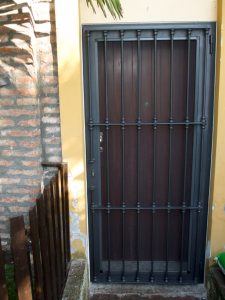 zanzariera montata su porta blindata